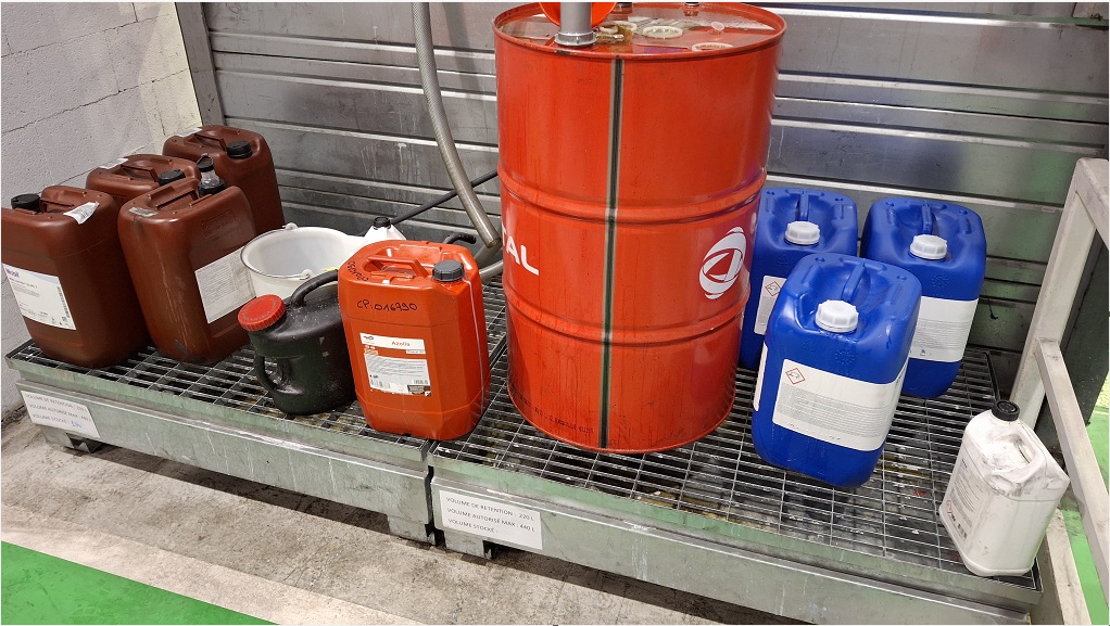Bidons de produits chimiques posés sur des palettes 