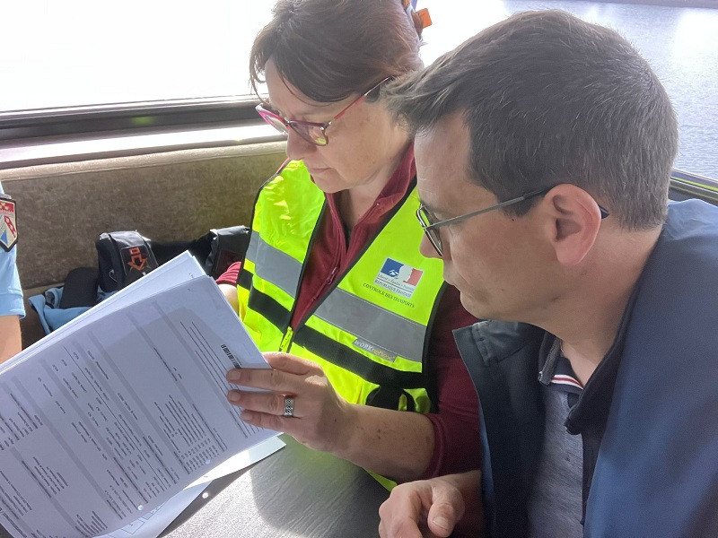 Une controleuse des transports lit des documents