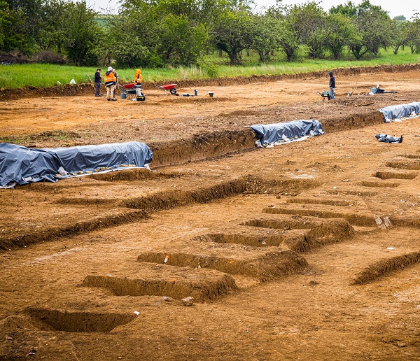 Fig. 06. Fouille du fossé de l'enclos de la Tène finale au lieu-dit « Les Montardoins » © Christophe Fouquin, Inrap