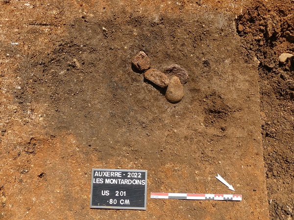 Fig. 09. Dépôt de meules dans une fosse d'extraction néolithique ancien au lieu-dit « Les Montardoins » © Christophe Fouquin, Inrap